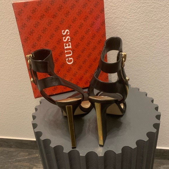 $89🔥Black leather Guess sandals size 8 US - Picture 4 of 7